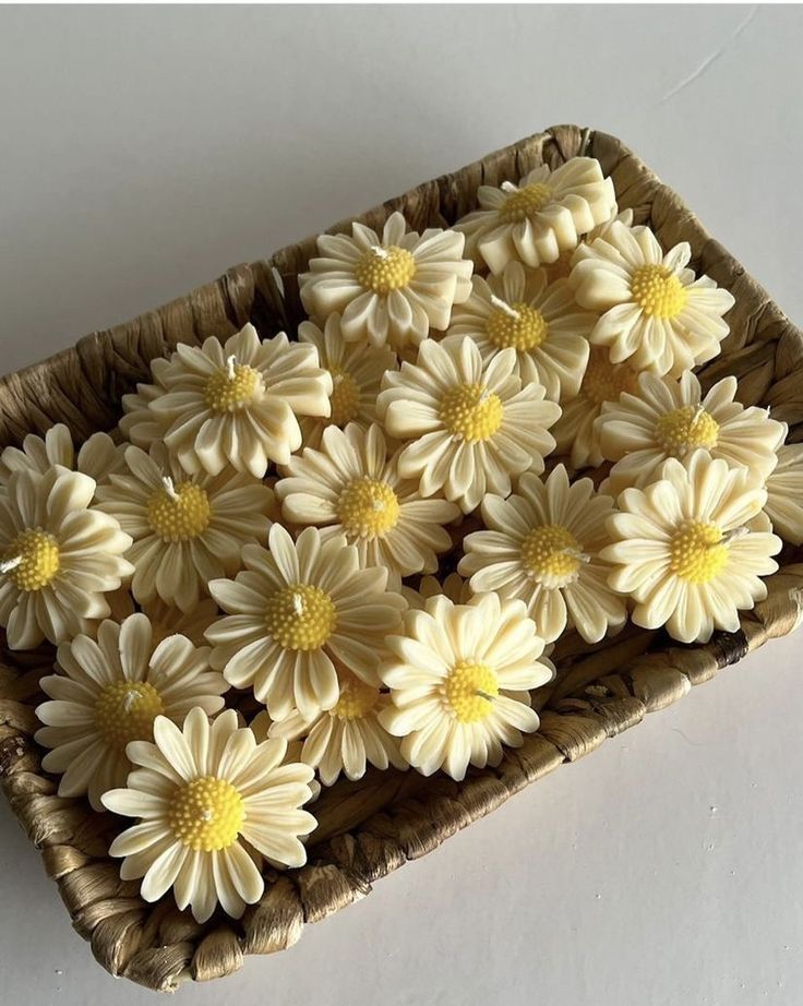 The Daisy Flower Candle